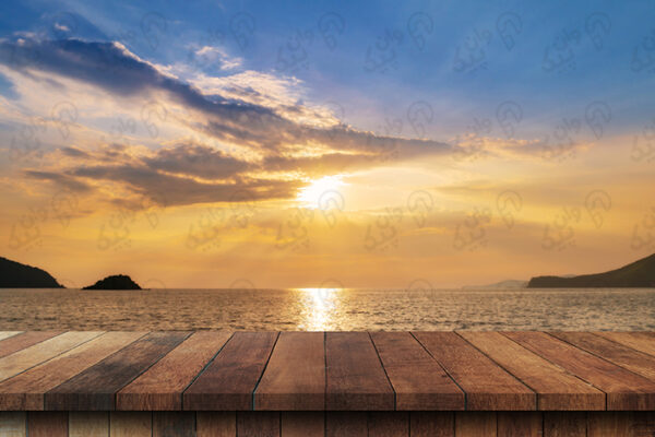 تصویر میز خالی چوبی منظره غروب خورشید امواج دریا با نمایش محصول مونتاژ